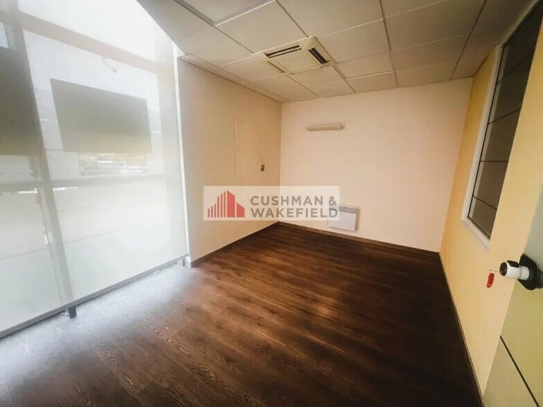 Local commercial dans Nîmes à louer - Photo intérieure – Image 2 sur 3