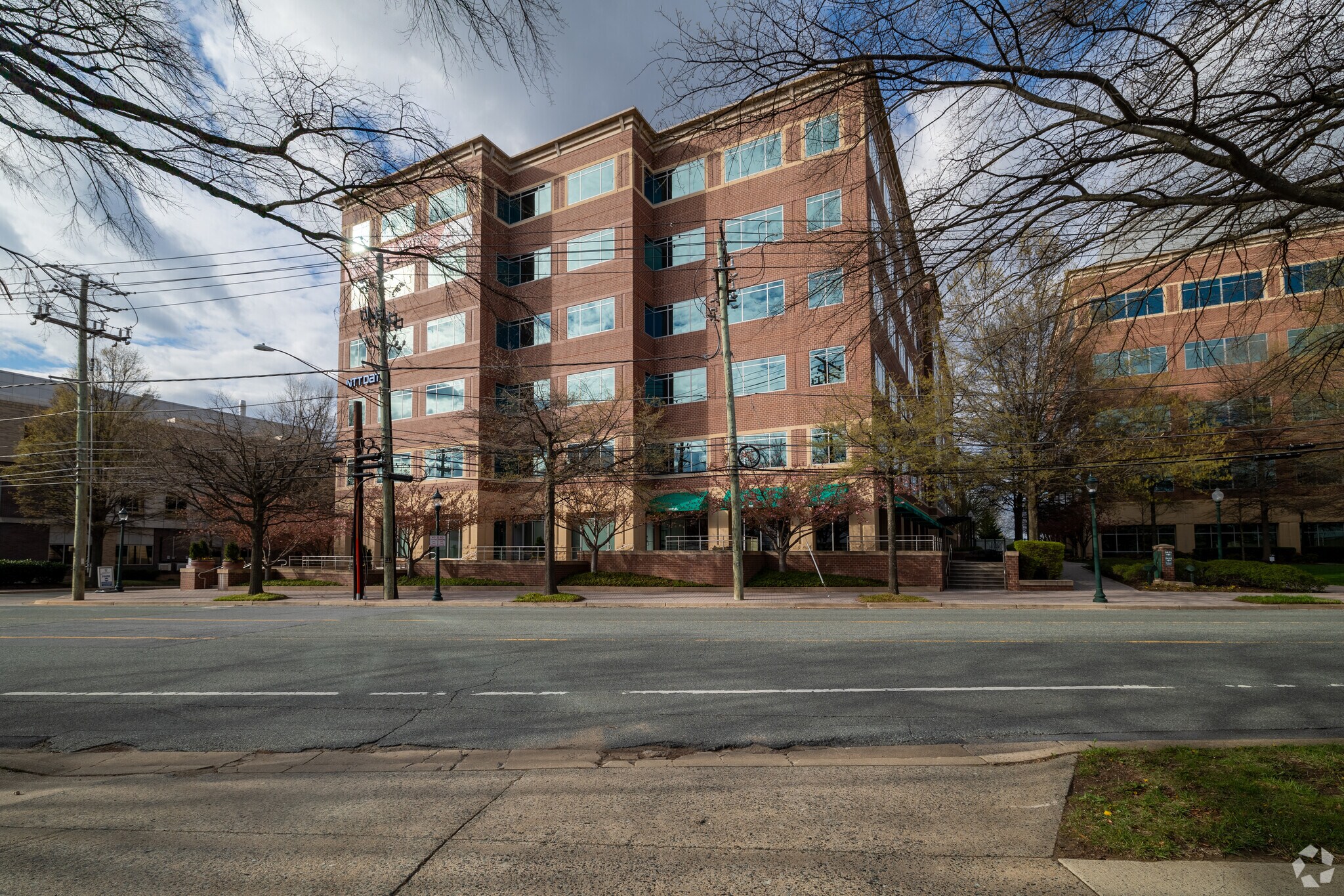 5635 Fishers Ln, Rockville, MD à louer Photo de l’immeuble– Image 1 sur 11