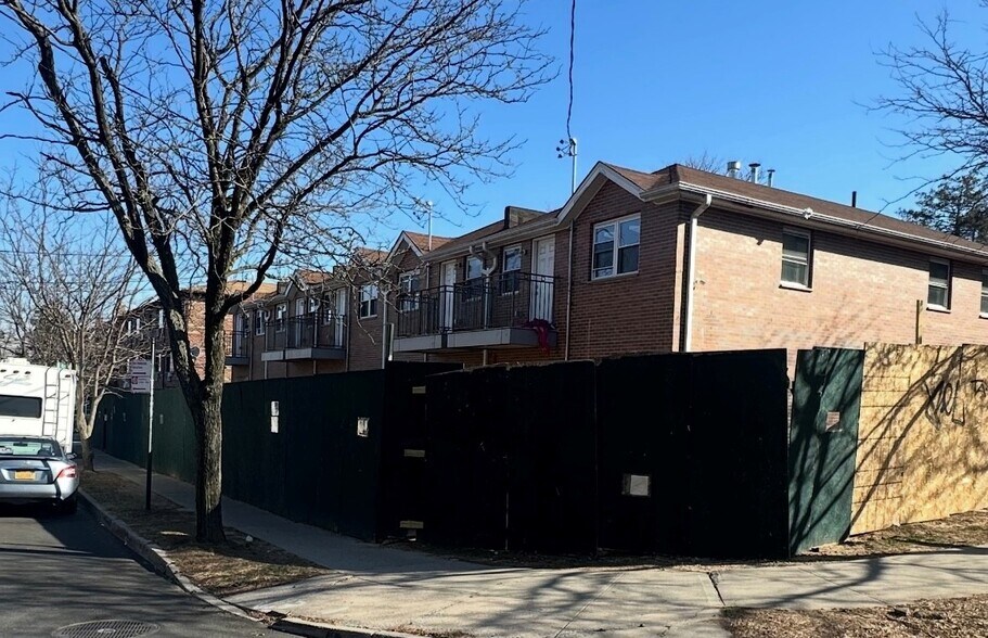 5199 Manilla St, Elmhurst, NY à vendre - Photo de l’immeuble – Image 2 sur 2