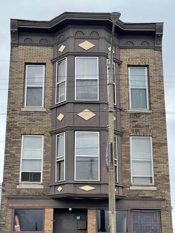 211 E Stephenson St, Freeport, IL à vendre - Photo principale – Image 1 sur 25