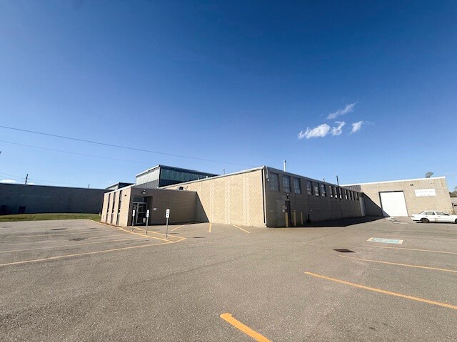 4790 North Service Rd E, Windsor, ON à louer - Photo de l’immeuble – Image 2 sur 9