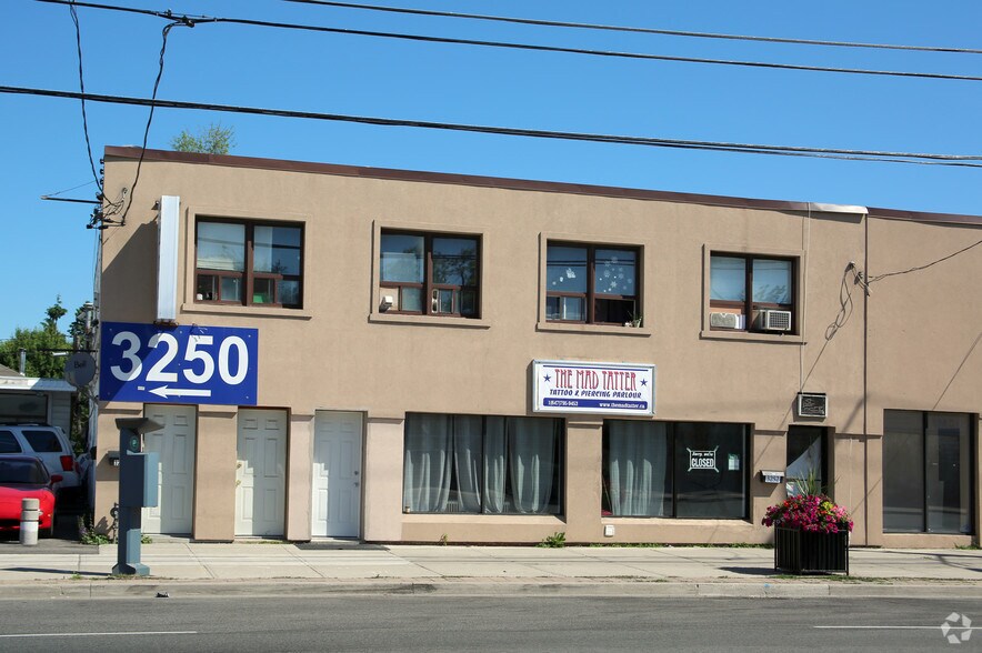 3250-3254 Danforth Ave, Toronto, ON à louer - Photo de l’immeuble – Image 2 sur 4