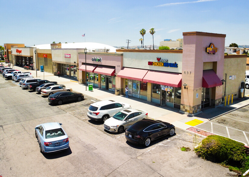 1575 E Holt Ave, Pomona, CA à louer - Photo de l’immeuble – Image 1 sur 5