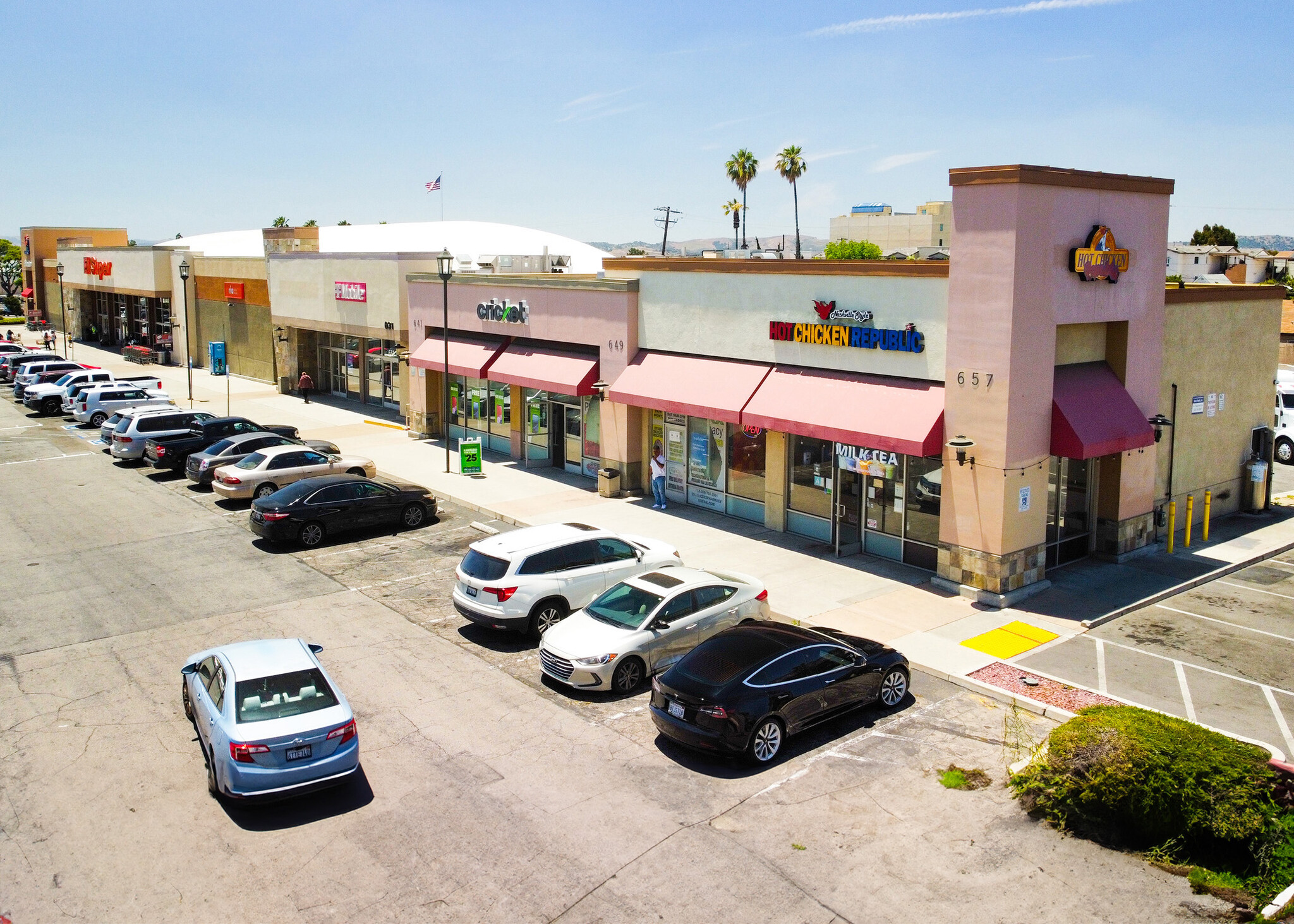 1575 E Holt Ave, Pomona, CA à louer Photo de l’immeuble– Image 1 sur 6