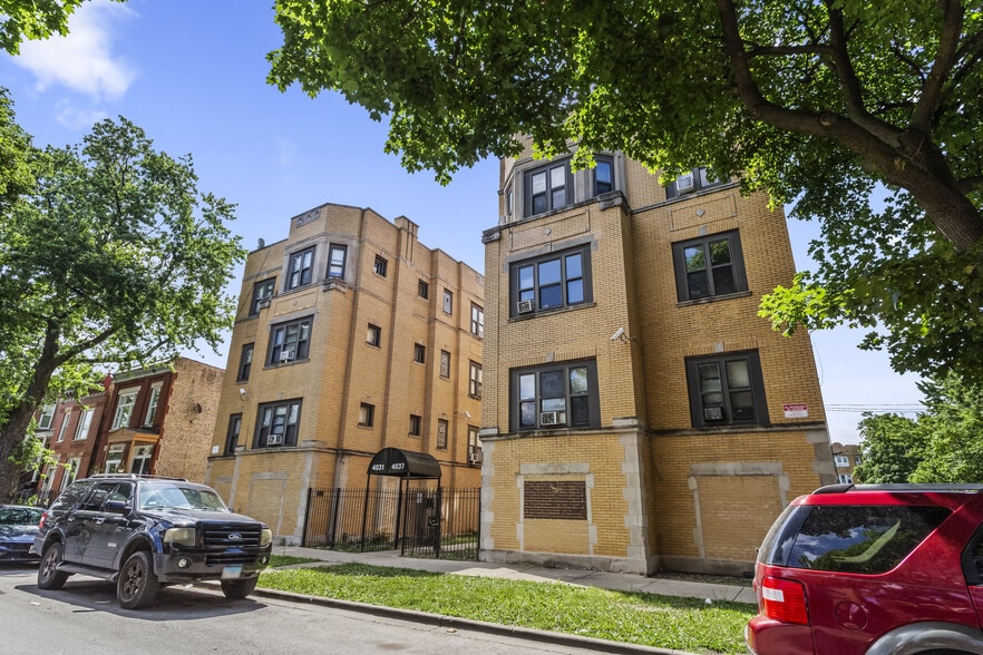 4031 W Gladys Ave, Chicago, IL à vendre - Photo de l’immeuble – Image 1 sur 14