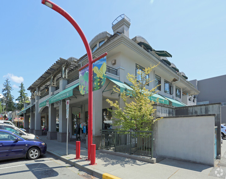 3065-3069 Edgemont Blvd, North Vancouver, BC à vendre - Photo de l’immeuble – Image 3 sur 4