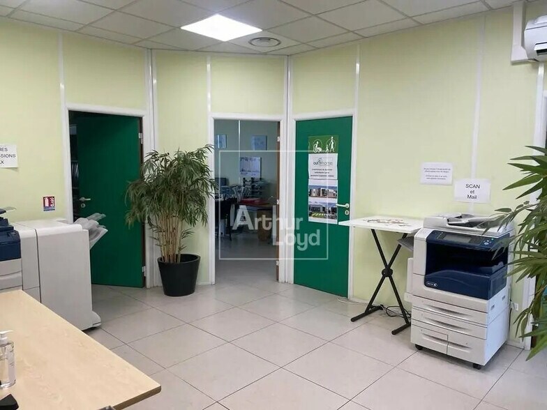 Bureau dans Lieusaint à vendre - Photo de l’immeuble – Image 3 sur 7