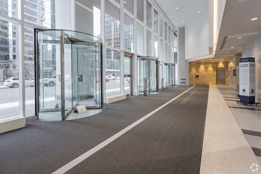 205 5th Ave SW, Calgary, AB à louer - Hall d’entrée – Image 2 sur 5