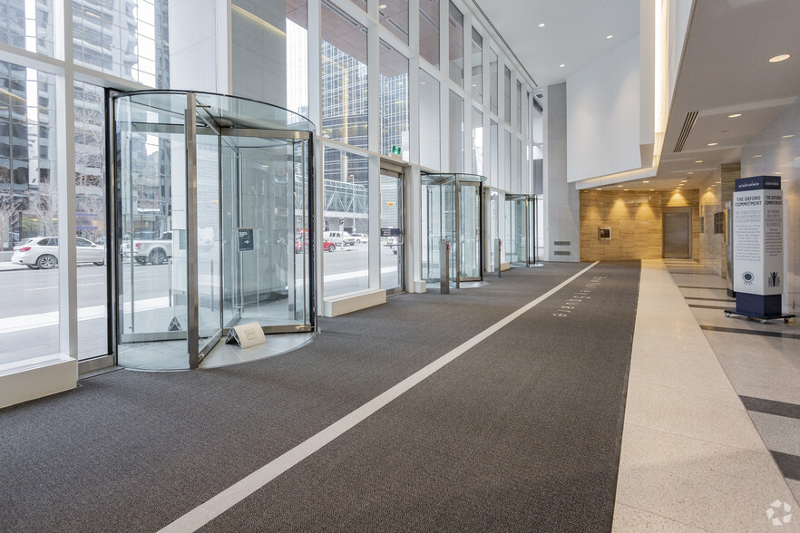 205 5th Ave SW, Calgary, AB à louer - Hall d’entrée – Image 2 sur 5