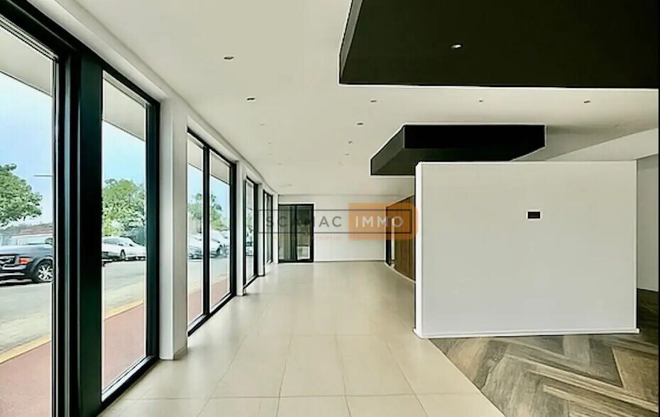 Local d'activités dans Fréjus à vendre - Photo de l’immeuble – Image 2 sur 5