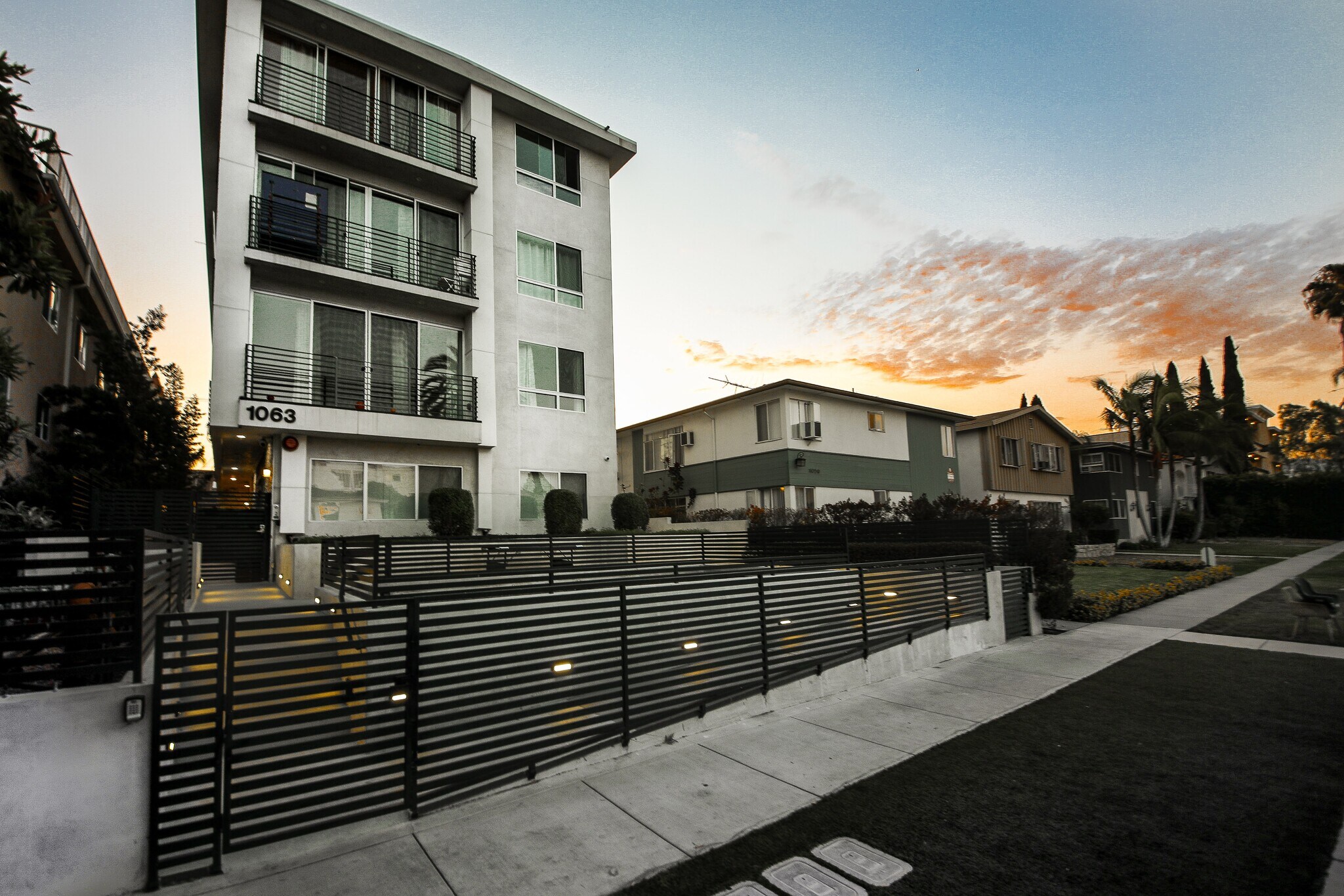 1063 & 1065 S Wooster St, Los Angeles, CA à vendre Photo de l’immeuble– Image 1 sur 43