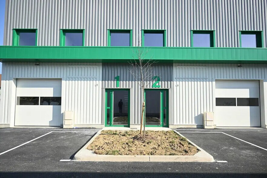 Local d’activités dans Mions à louer - Photo de l’immeuble – Image 2 sur 7