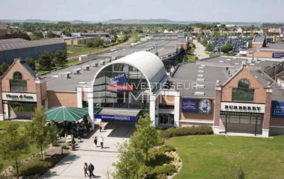 Local commercial dans Pont-Sainte-Marie à louer - Photo de l’immeuble – Image 2 sur 2