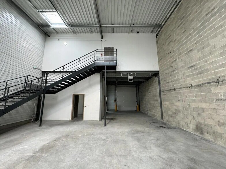 Local d’activités dans Aulnay-sous-Bois à louer - Photo de l’immeuble – Image 2 sur 12