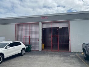 3580 NW 54th St, Miami, FL à louer Photo intérieure– Image 2 sur 5