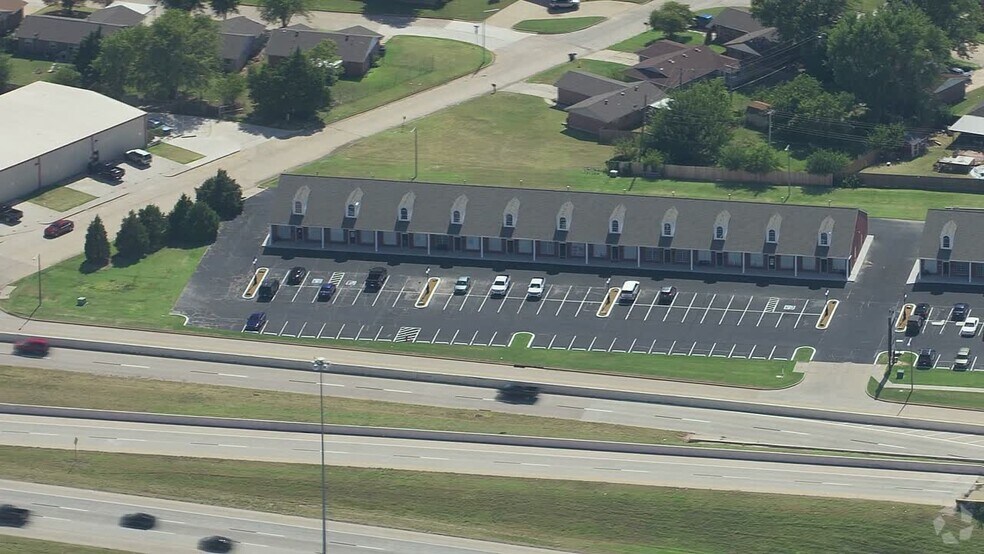 1901 N Moore Ave, Moore, OK à vendre - Vidéo aérienne – Image 2 sur 5