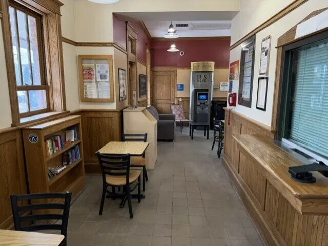 70-75 E Woodstock St, Crystal Lake, IL à vendre - Hall d’entrée – Image 2 sur 8