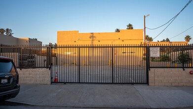 8582 Telfair Ave, Sun Valley, CA à louer Photo intérieure– Image 2 sur 11