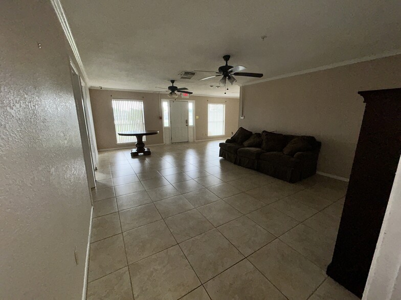 3315 Fm 523 Rd, Oyster Creek, TX à vendre - Hall d’entrée – Image 3 sur 54