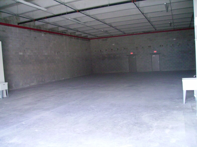 12600 SW 130th St, Miami, FL à vendre - Photo intérieure – Image 2 sur 16