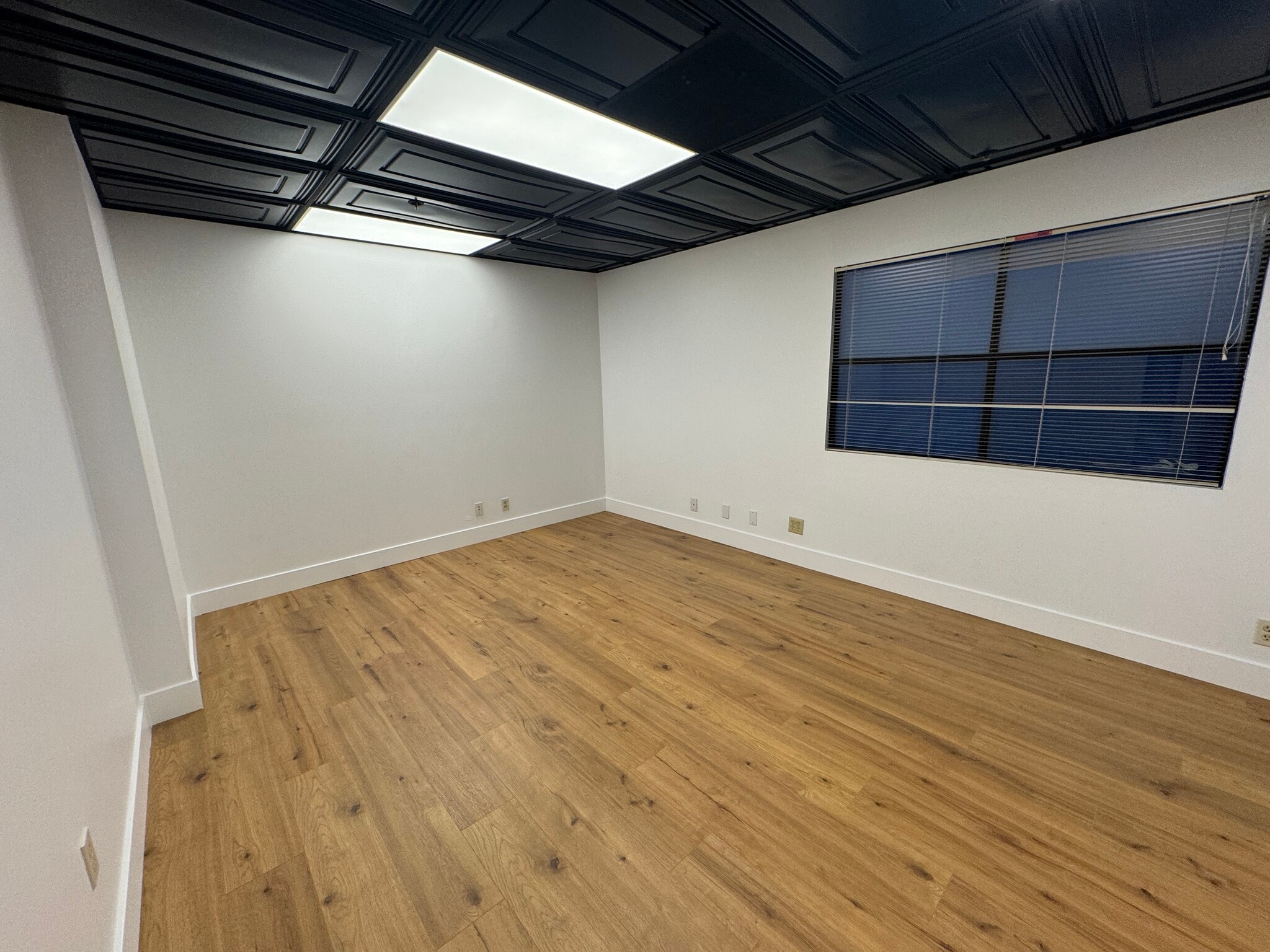 15928 Ventura Blvd, Encino, CA à louer Photo de l’immeuble– Image 1 sur 3