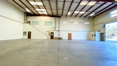 3 offices, 3 warehouses: 1,200–4,876 SF, Lompoc, CA à louer Photo intérieure– Image 1 sur 2