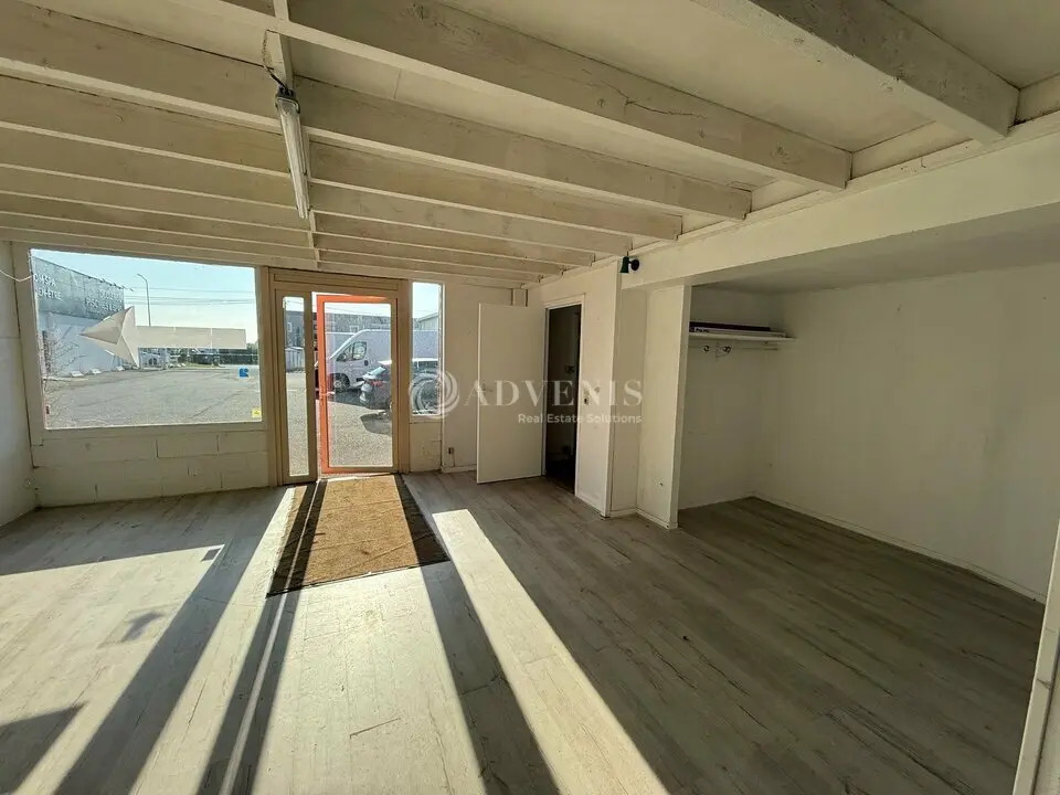 Local d’activités dans Saint-Jean-le-Blanc à louer Photo de l’immeuble– Image 1 sur 11