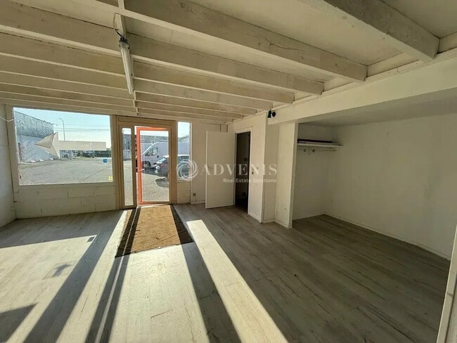 Plus de détails pour Local d'activités à louer