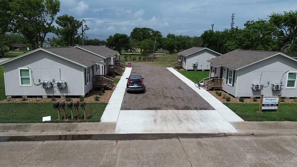 8 S Avenue B, Freeport, TX à vendre - Aérien – Image 2 sur 3