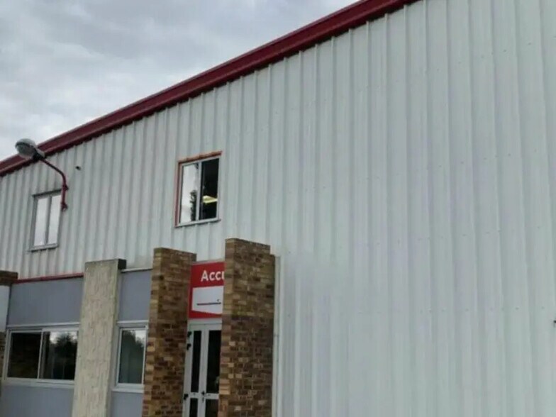 Local d’activités dans GONFREVILLE-L'ORCHER à louer - Photo de l’immeuble – Image 2 sur 4