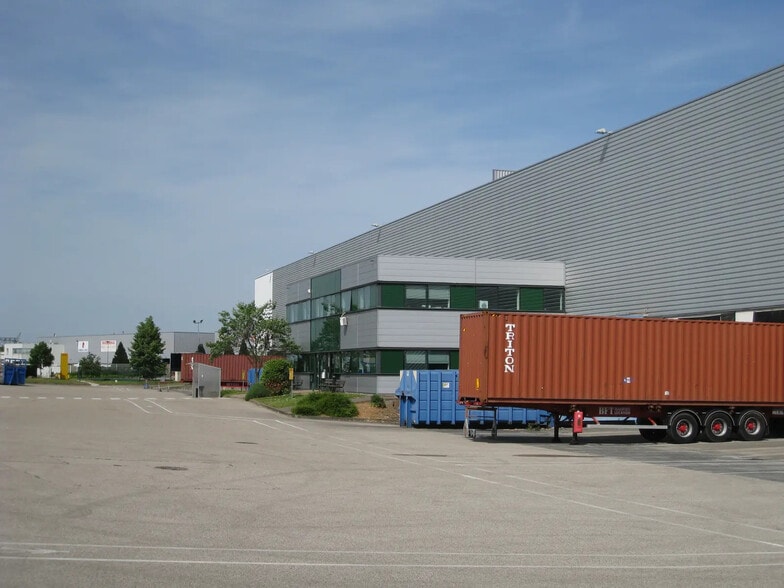 Avenue Des Pays-Bas, Meyzieu à louer - Photo de l’immeuble – Image 2 sur 3