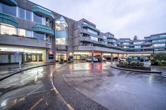 2099 Lougheed Hwy, Port Coquitlam, BC à louer Photo de l’immeuble– Image 2 sur 9