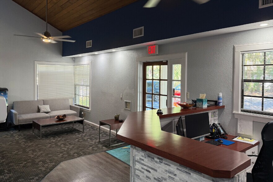 10225 Ulmerton Rd, Largo, FL à vendre - Photo de l’immeuble – Image 3 sur 4