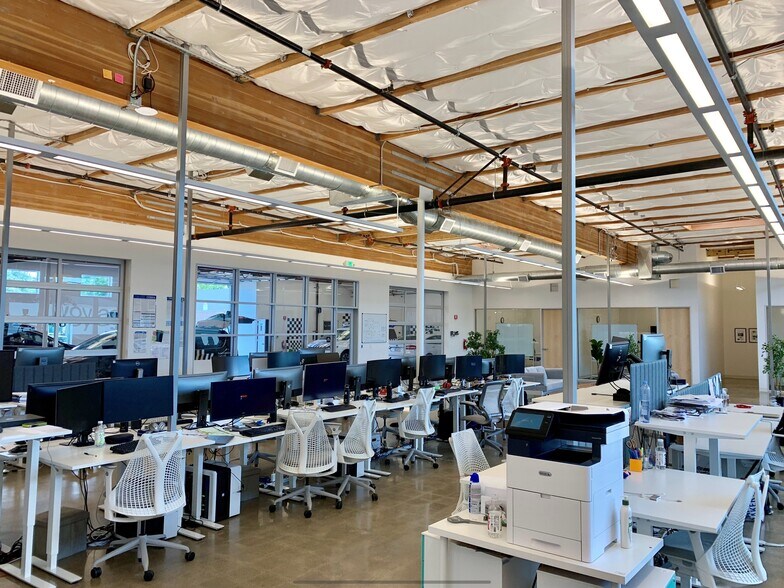 844 E Charleston Rd, Palo Alto, CA à louer - Photo de l’immeuble – Image 3 sur 9