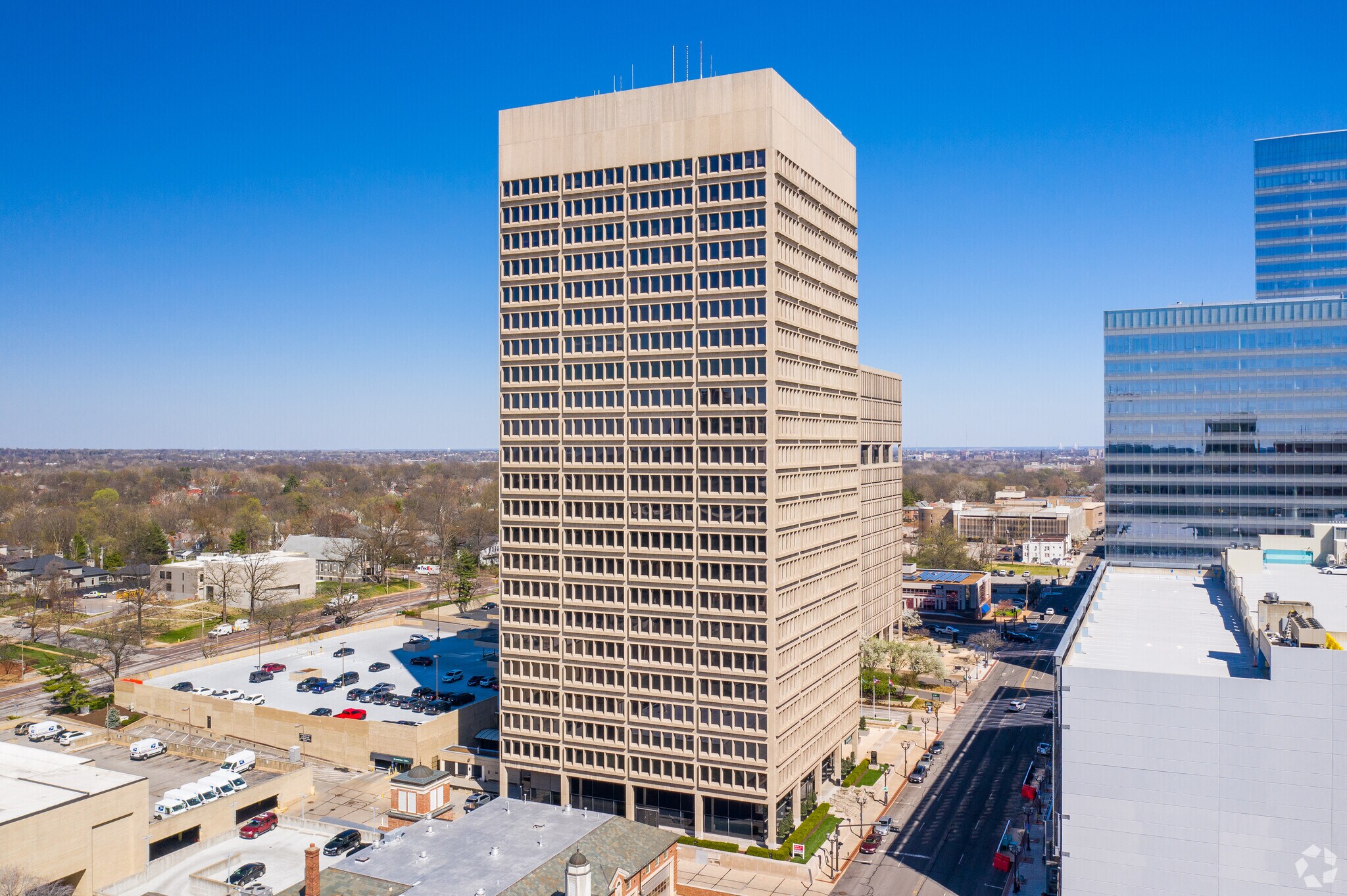 7733 Forsyth Blvd, Clayton, MO à louer Photo de l’immeuble– Image 1 sur 16