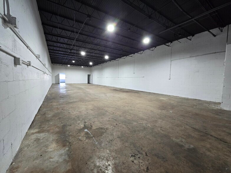 4019 NE 6th Ave, Oakland Park, FL à louer - Photo de l’immeuble – Image 3 sur 6