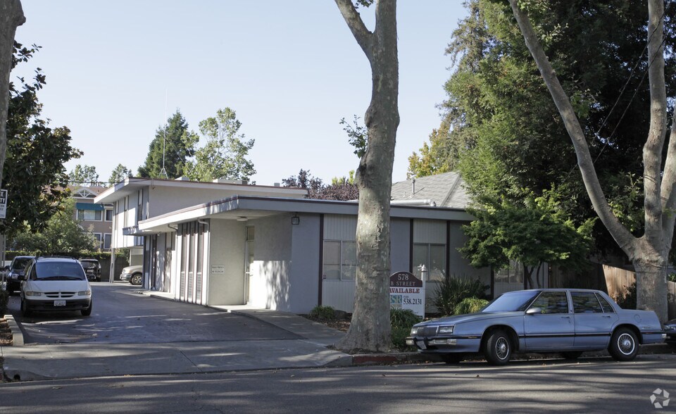 570-578 B Street, Hayward, CA portefeuille de 2 biens à vendre sur LoopNet.fr - Photo principale – Image 2 sur 20