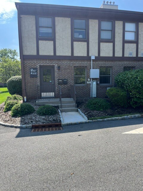 175 Fairfield Ave, West Caldwell, NJ à louer Photo de l’immeuble– Image 1 sur 11