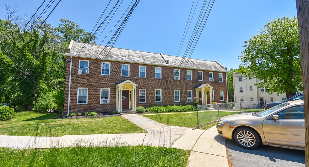 8201 & 8207-8209 Schrider Street portefeuille de 3 biens à vendre sur LoopNet.fr - Photo principale – Image 2 sur 10