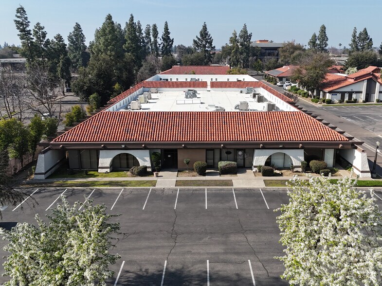 5070 N 6th St, Fresno, CA à vendre - Photo de l’immeuble – Image 2 sur 5