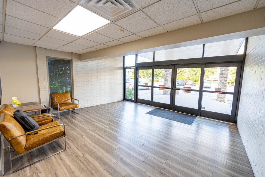 560 W Main St, Lewisville, TX à louer - Photo de l’immeuble – Image 3 sur 15