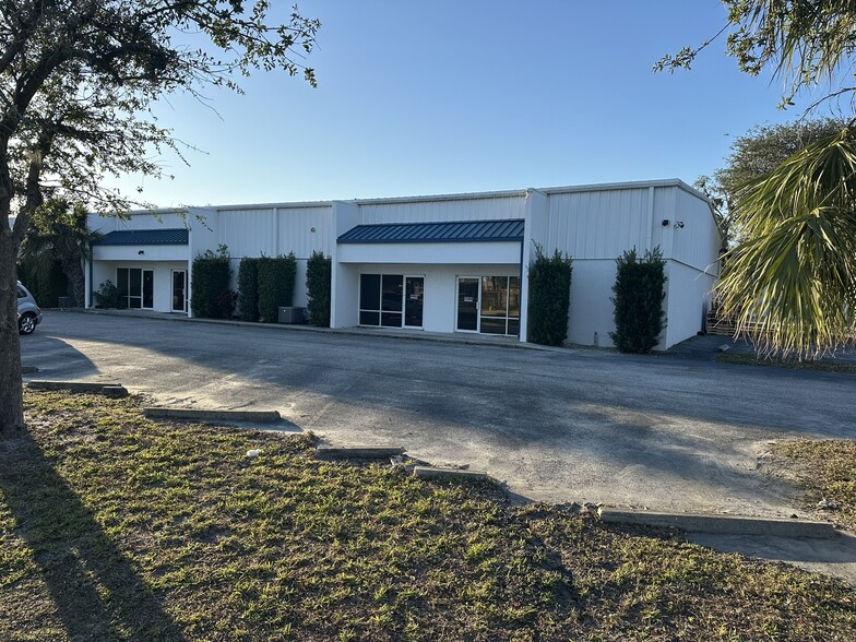 18480 Paulson Dr, Port Charlotte, FL à vendre - Photo de l’immeuble – Image 2 sur 17