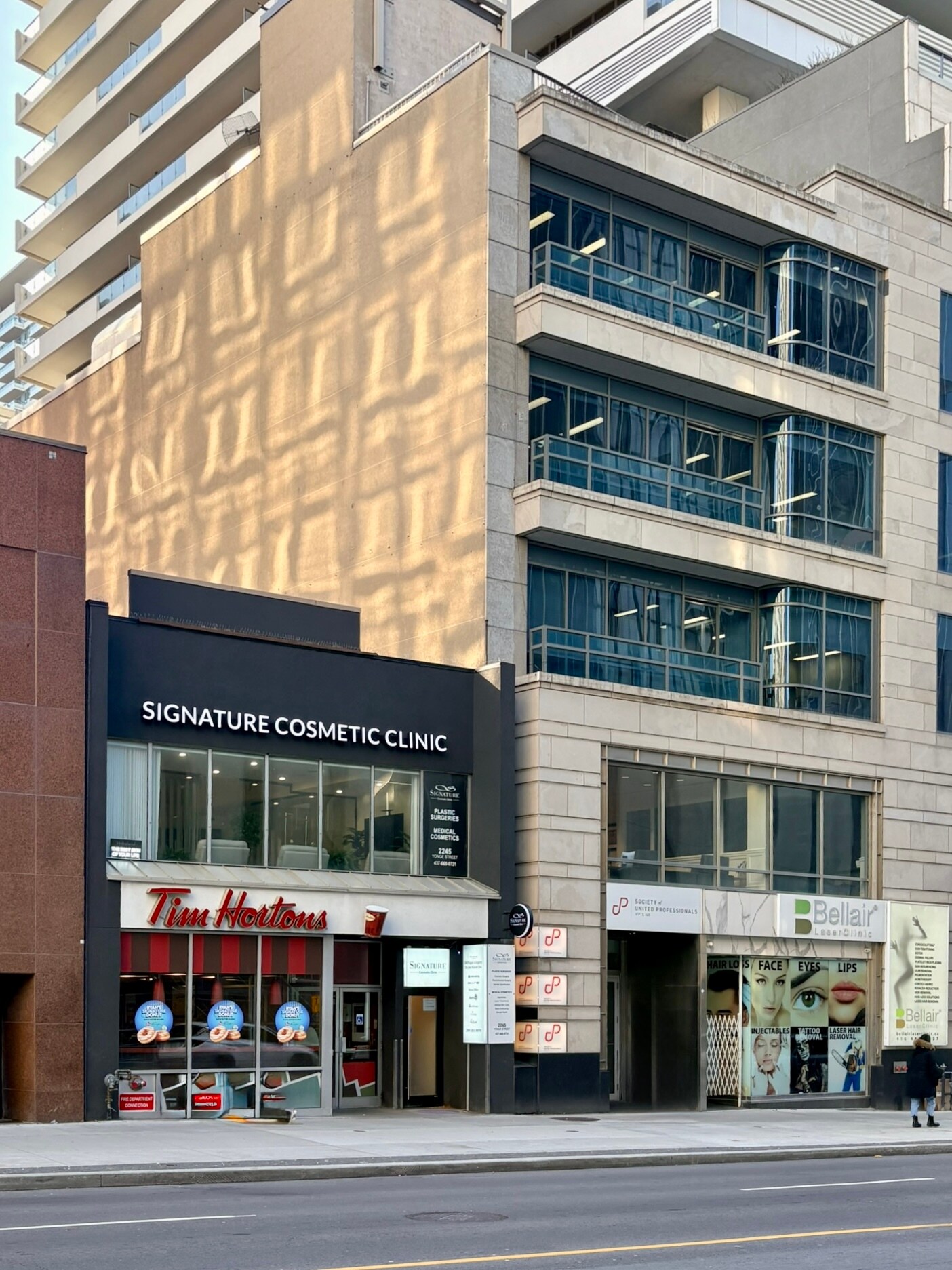 2245 Yonge St, Toronto, ON à louer Photo de l’immeuble– Image 1 sur 2
