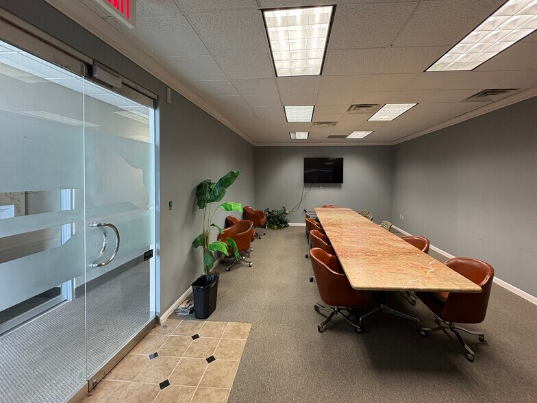 14011 Park Dr, Tomball, TX à louer - Photo de l’immeuble – Image 3 sur 28