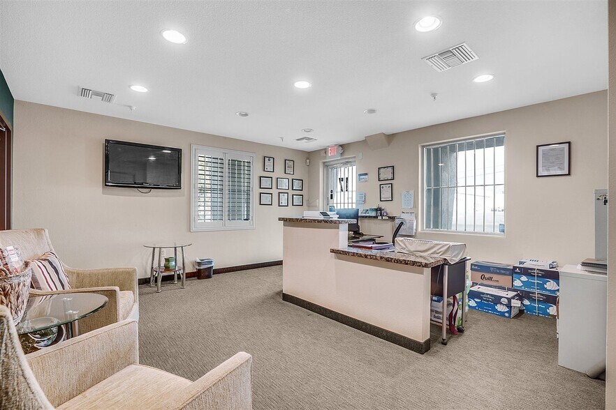 17 E Brooks Ave, North Las Vegas, NV à louer - Photo de l’immeuble – Image 3 sur 17