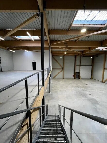 Local d’activités dans Chanteloup-en-Brie à louer - Photo de l’immeuble – Image 3 sur 9