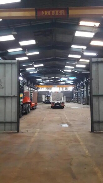 Local d’activités dans Tancarville à louer - Photo de l’immeuble – Image 3 sur 5