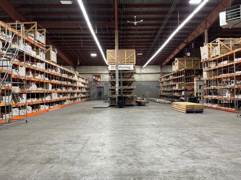 885 Waverly Ave, Holtsville, NY à louer - Photo intérieure – Image 2 sur 10