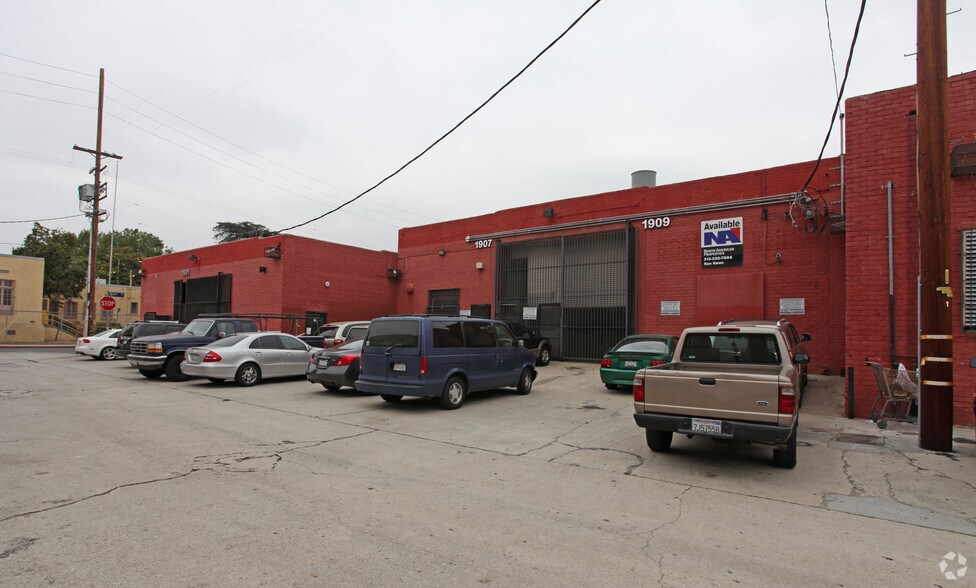 1901 E 7th Pl, Los Angeles, CA à louer - Photo de l’immeuble – Image 2 sur 9