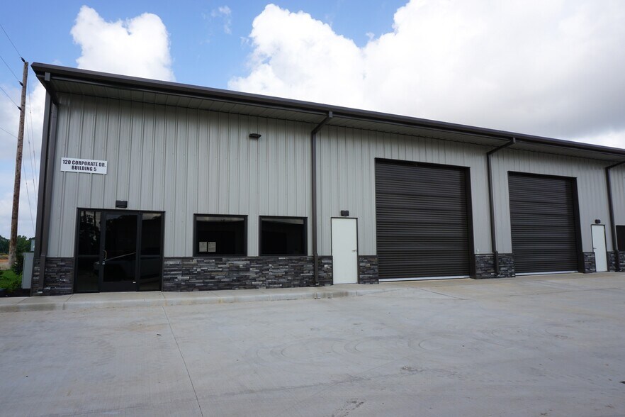 120 Corporate Dr, Willis, TX à louer - Photo de l’immeuble – Image 2 sur 26